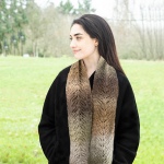 La sciarpa Rusadir è lavorata con Melilla, un filato cangiante e con un'alta percentuale di seta prodotto da Cascade